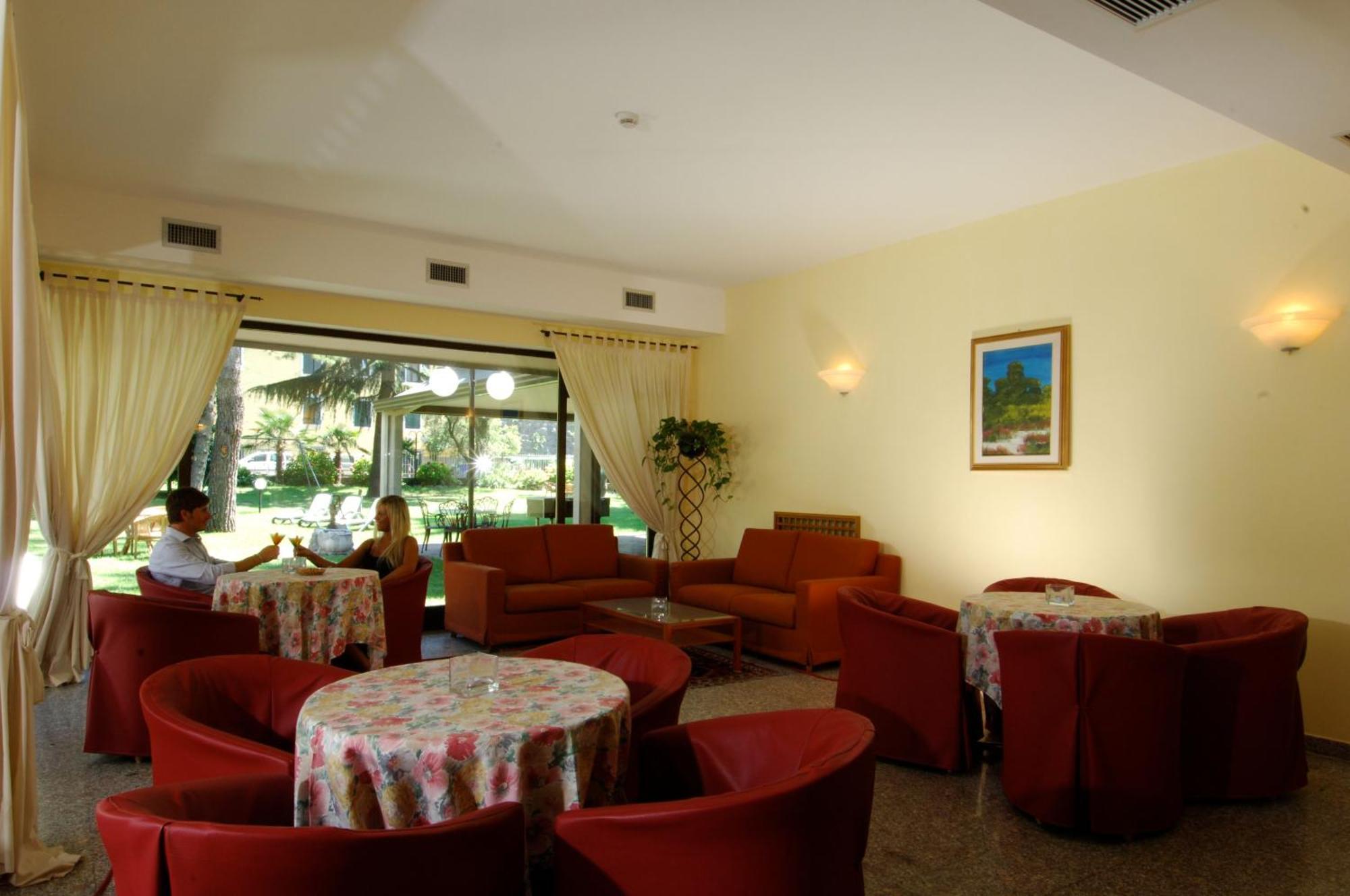 Hotel Elisabetta Torbole Sul Garda Exterior photo